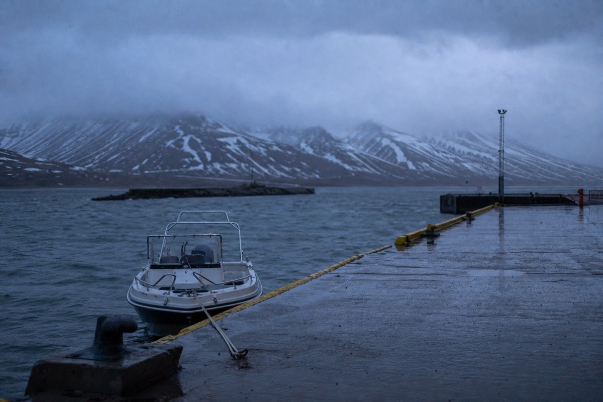 Wind-driven snow reducing visibility across Adventdalen outside Longyearbyen